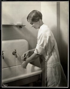 Eine Krankenschwester wäscht sich die Hände, 1928